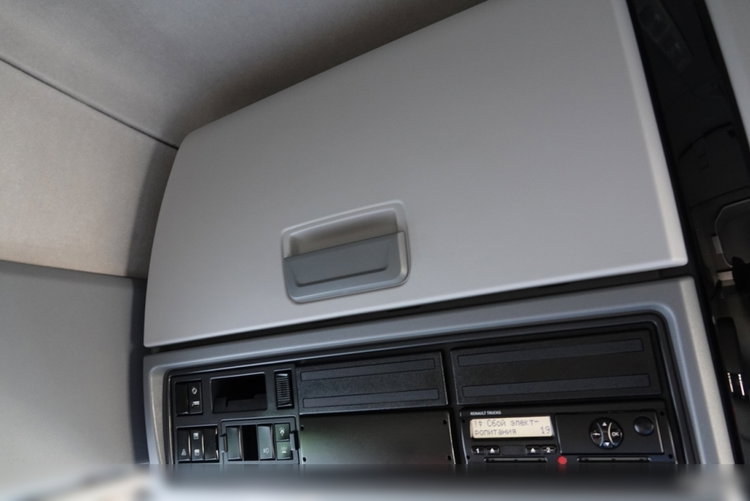 Renault C 520  / 6x4 / HYDRAULIKA / RETARDER / KLIMA POSTOJOWA / 3 OSIOWY CIĄGNIK SIODŁOWY / DMC: 70 000 KG / BOGATE WYPOSAŻENIE zdjęcie 38