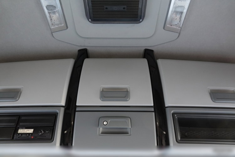 Renault C 520  / 6x4 / HYDRAULIKA / RETARDER / KLIMA POSTOJOWA / 3 OSIOWY CIĄGNIK SIODŁOWY / DMC: 70 000 KG / BOGATE WYPOSAŻENIE zdjęcie 39