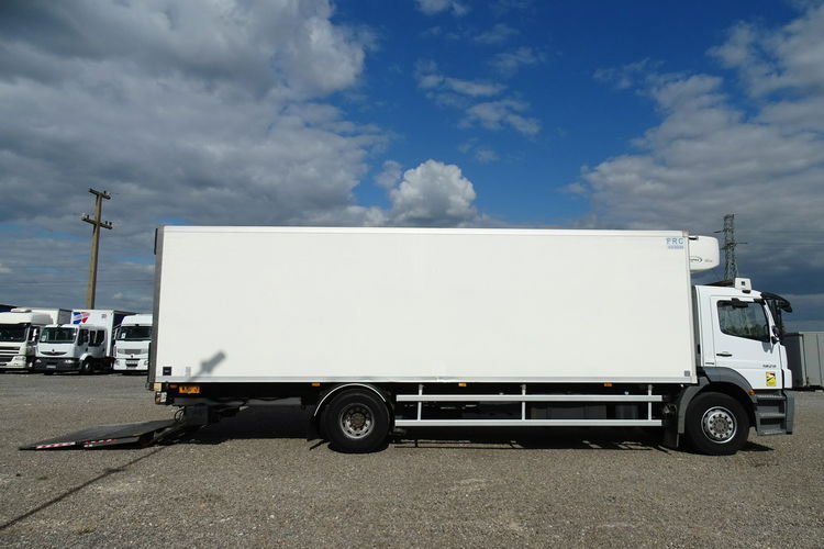 Mercedes AXOR 1829 Chłodnia Lamberet Sprowadzony Przebieg Udokumentowany , Klima , Blokada Mostu , Winda , Poduszki zdjęcie 17