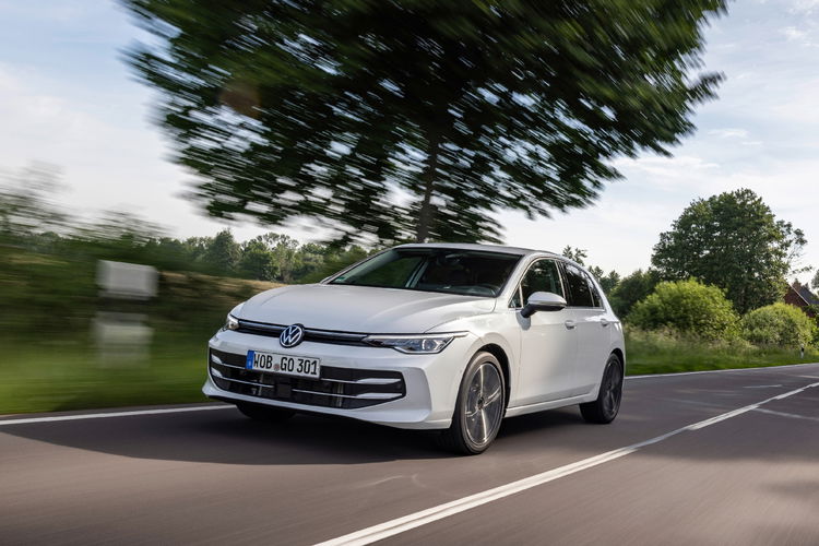 VOLKSWAGEN Golf VIII 2.0 TSI 4Mot. R DSG zdjęcie 2