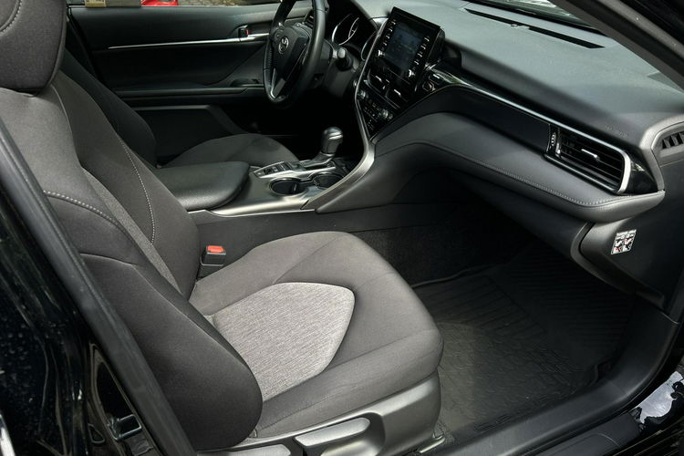 Toyota Camry 2.5 HYBRID 218KM COMFORT, salon Polska, gwarancja, FV23% zdjęcie 13