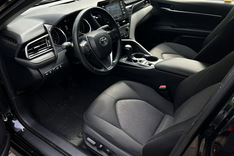 Toyota Camry 2.5 HYBRID 218KM COMFORT, salon Polska, gwarancja, FV23% zdjęcie 9