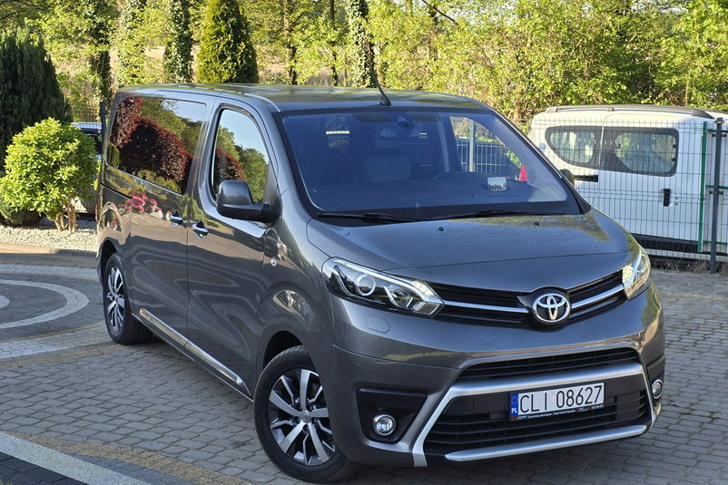 samochód osobowy Toyota zdjęcie 1
