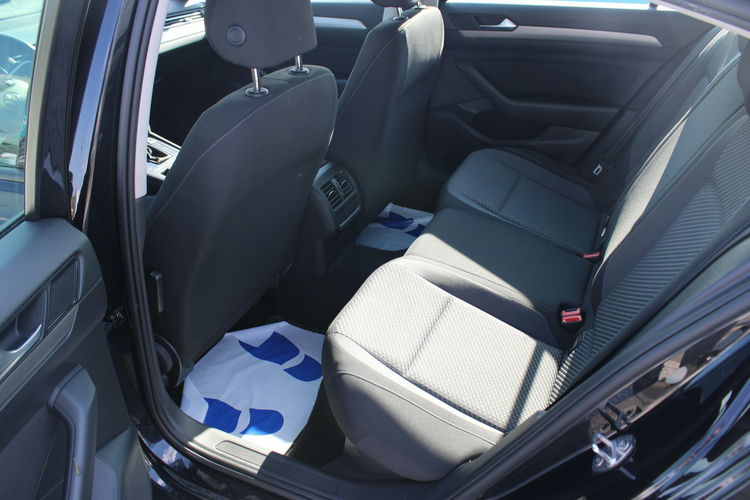 Volkswagen Passat ESSENCE LED F-vat Salon Polska Gwarancja zdjęcie 24