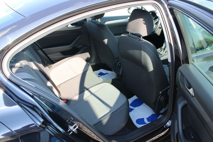 Volkswagen Passat ESSENCE LED F-vat Salon Polska Gwarancja zdjęcie 27