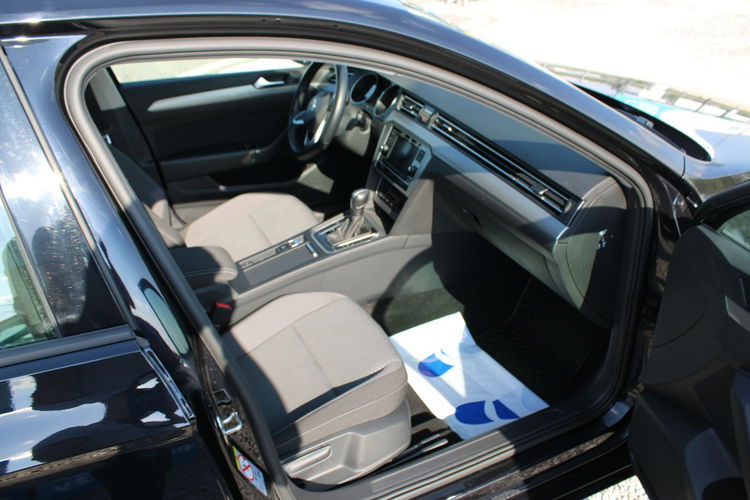 Volkswagen Passat ESSENCE LED F-vat Salon Polska Gwarancja zdjęcie 28