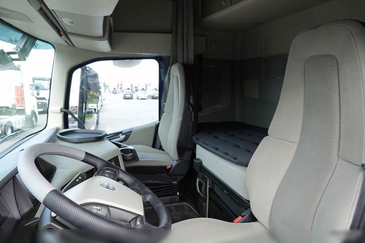 Volvo FH 500 / KLIMA POSTOJOWA / OPONY 100% / PO KONTRAKCIE SERWISOWYM / SPROWADZONY zdjęcie 24