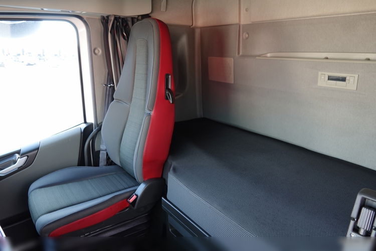 Volvo FH 500 / KLIMA POSTOJOWA / OPONY 100% / PO KONTRAKCIE SERWISOWYM / SPROWADZONY zdjęcie 24