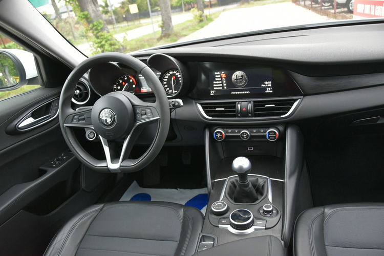 Alfa Romeo Giulia 2.2d Manual 2018r. jak NOWA 31tkm DNA NAVi Skóra LED Polecam zdjęcie 11