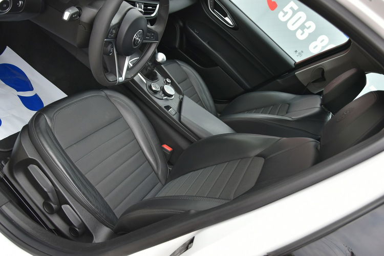 Alfa Romeo Giulia 2.2d Manual 2018r. jak NOWA 31tkm DNA NAVi Skóra LED Polecam zdjęcie 18