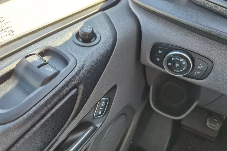 Ford Transit-Custom L2H1 69999zł NETTO Brygadówka 5 osób 2.0TdCi/131KM zdjęcie 13