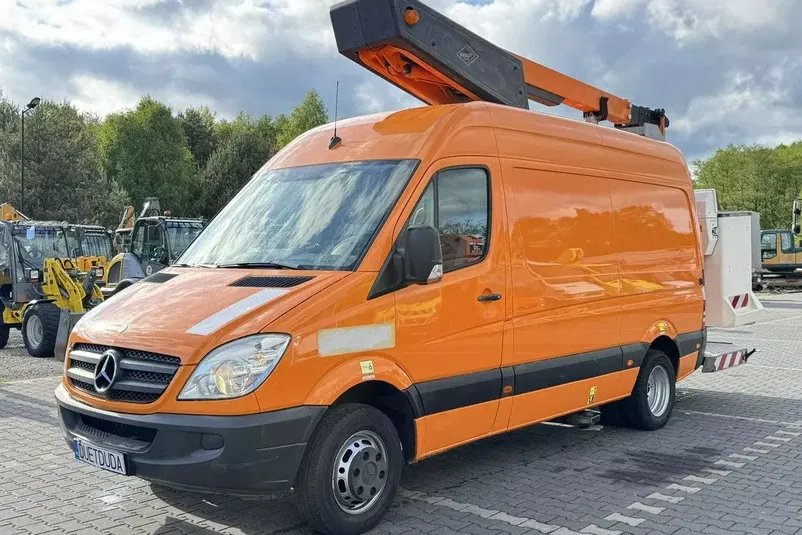 samochód dostawczy Mercedes zdjęcie 1