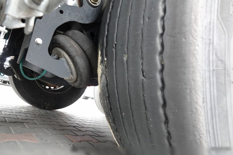 Lamberet / CHŁODNIA / CARIER VECTOR 1550 / KOSZ NA PALETY / OŚ PODNOSZONA / SAF / SPROWADZONA / MAŁO UŻYWANA  zdjęcie 12