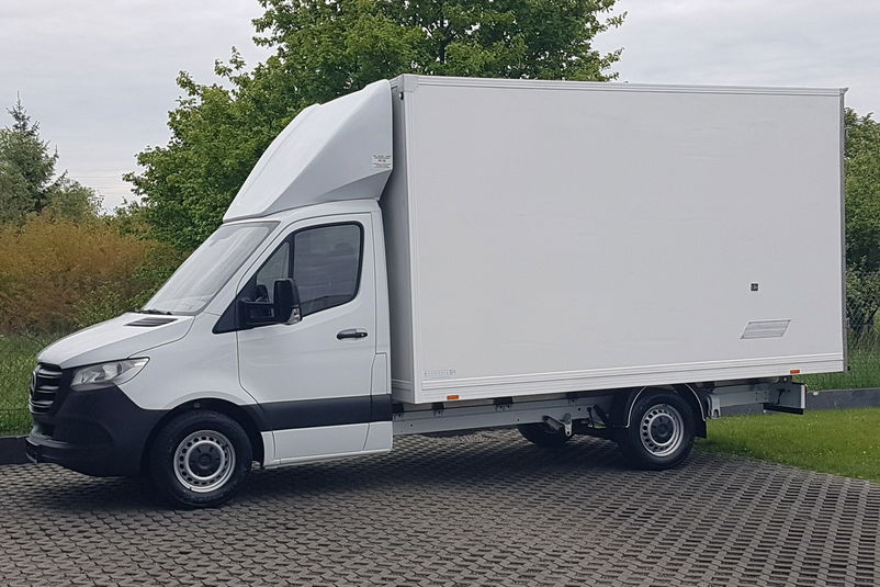 samochód dostawczy Mercedes zdjęcie 1