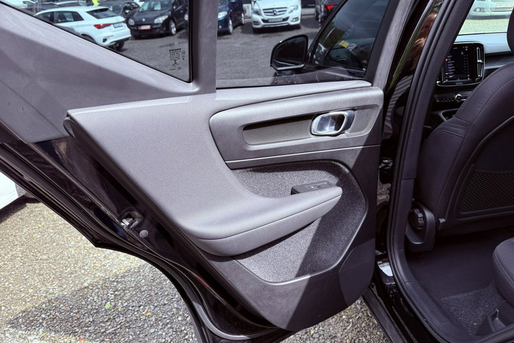 Volvo XC 40 Black-Line. Virtual kokpit. Full led . Zasięg 400Kl. zdjęcie 13