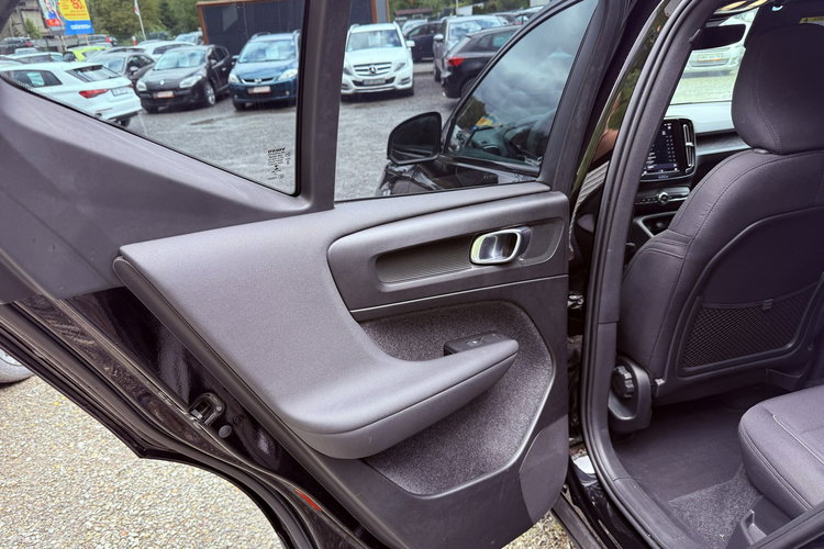 Volvo XC 40 Black-Line. Virtual kokpit. Full led . Zasięg 400Kl. zdjęcie 15