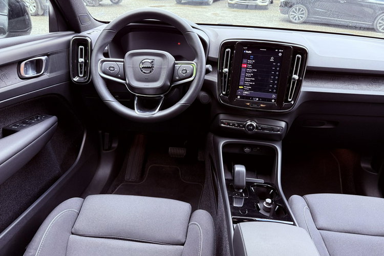 Volvo XC 40 Black-Line. Virtual kokpit. Full led . Zasięg 400Kl. zdjęcie 17