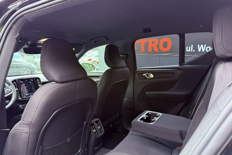 Volvo XC 40 Black-Line. Virtual kokpit. Full led . Zasięg 400Kl. zdjęcie 19
