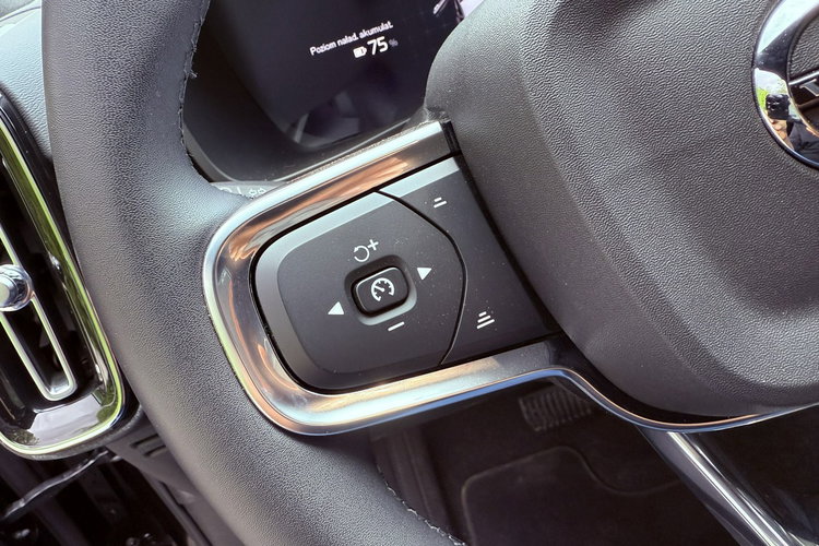 Volvo XC 40 Black-Line. Virtual kokpit. Full led . Zasięg 400Kl. zdjęcie 31