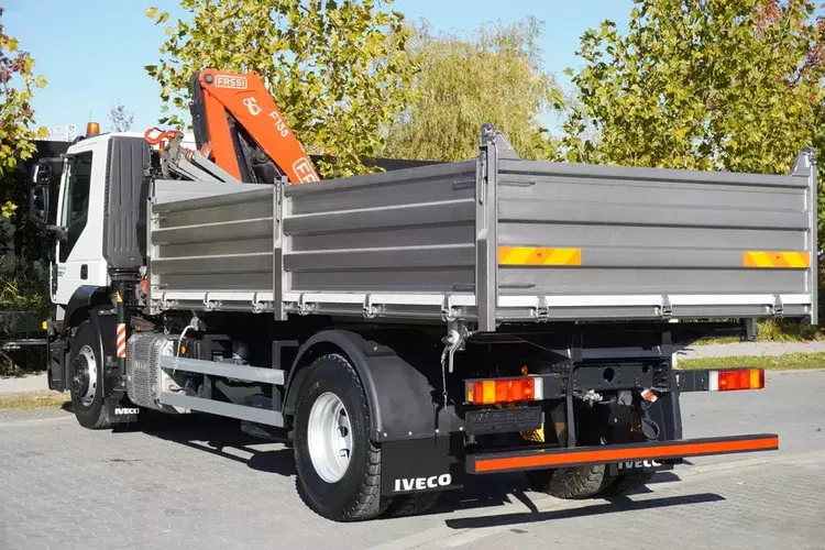 Iveco Stralis 310 E6 / NOWA Wywrotka 3-stronna / Dźwig Fassi F135 z pilotem zdjęcie 9