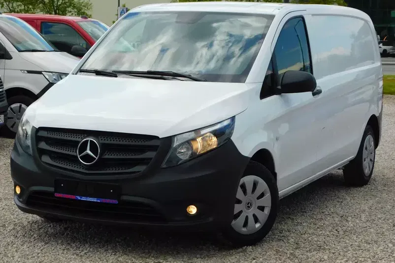 samochód dostawczy Mercedes zdjęcie 1