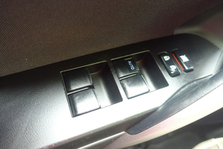 Toyota Auris Oferta Prywatna Automat 1.8 HYBRYDA 99 KM zdjęcie 16