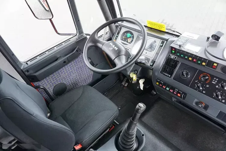 MAN / LE 220 / 4 X 4 / DOKA / DO ZABUDOWY / KAMPER zdjęcie 13