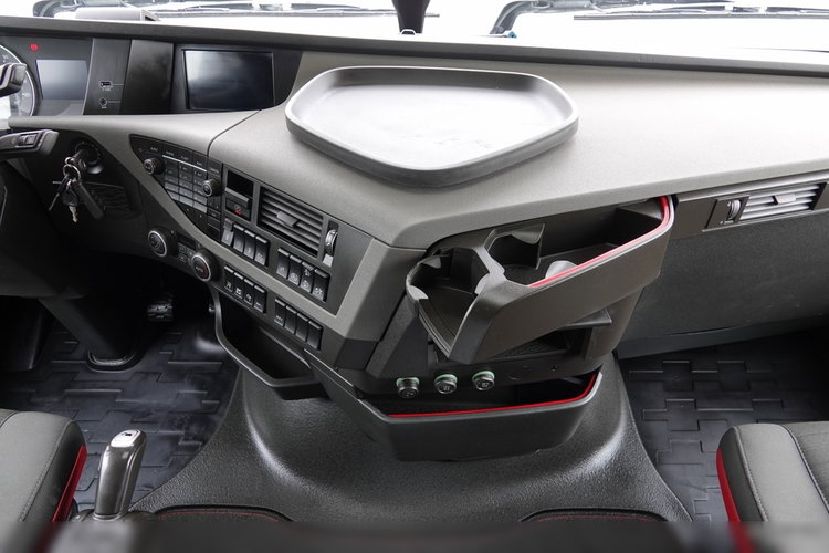 Volvo FH 500 / NISKA KABINA / HYDRAULIKA / PO KONTRAKCIE SERWISOWYM zdjęcie 31