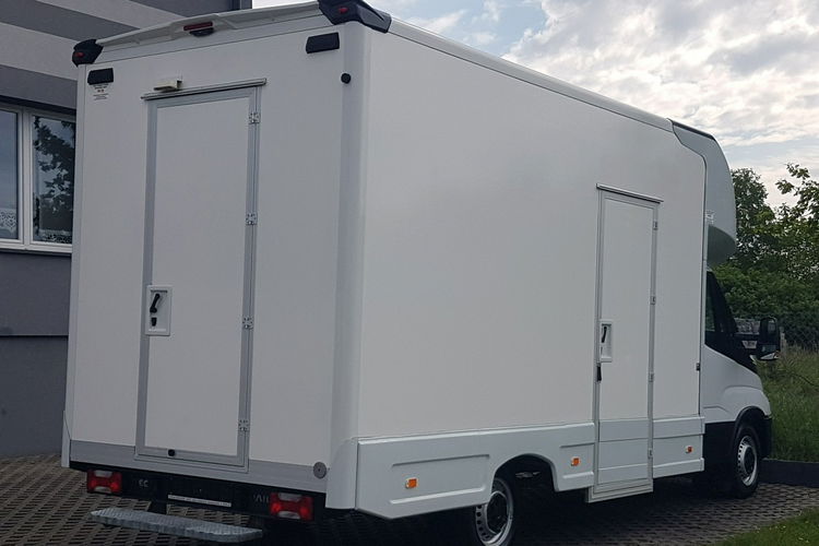 Iveco Daily KONTENER NISKOPODŁOGOWY 4.43x2.23x2.42 SKLEP BAR FOODTRUCK KAMPER AC zdjęcie 4