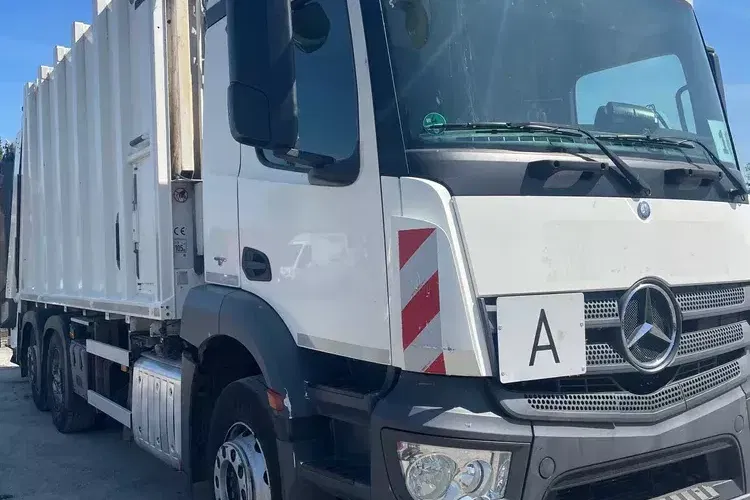 samochód ciężarowy Mercedes zdjęcie 1