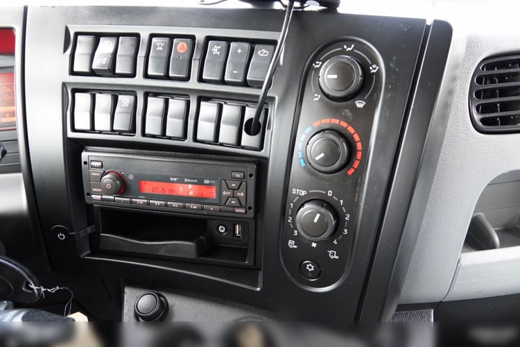 Renault D 210 /  4X2 / SKRZYNIOWY 5 M + HDS PALFINGER PK 8.501 SLD A / UDŹWIG 5 580G / STEROWANIE RADIOWE / ROTATOR / SPROWADZONY zdjęcie 33