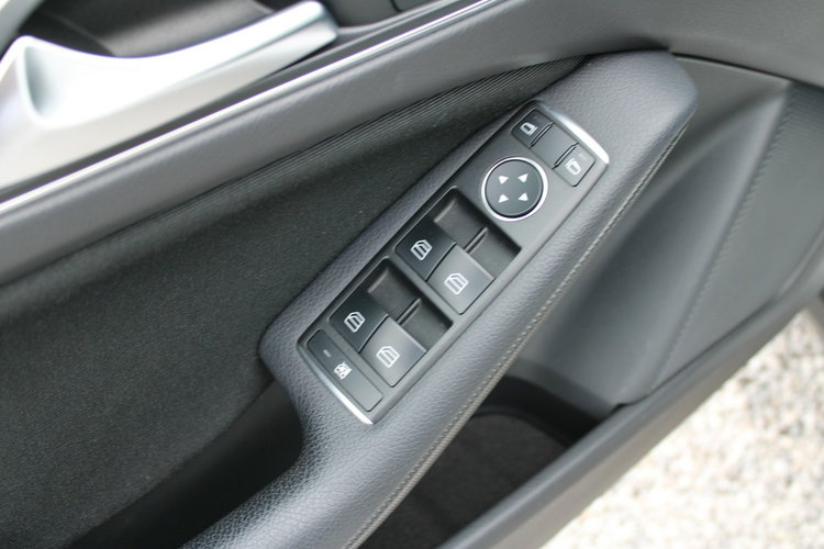 Mercedes GLA 180 F-vat Gwarancja netto 67 398 PLN Salon Polska Automat zdjęcie 12