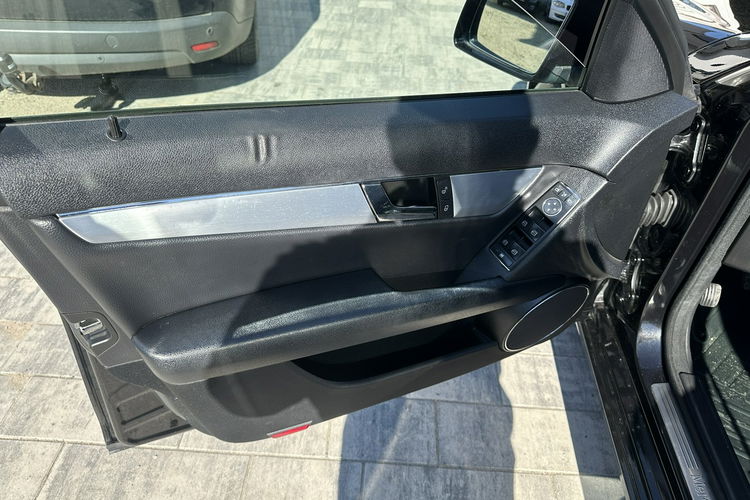 Mercedes C 180 Bardzo zadbana - 100% oryginalny przebieg. zdjęcie 23