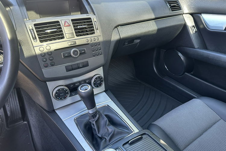 Mercedes C 180 Bardzo zadbana - 100% oryginalny przebieg. zdjęcie 34