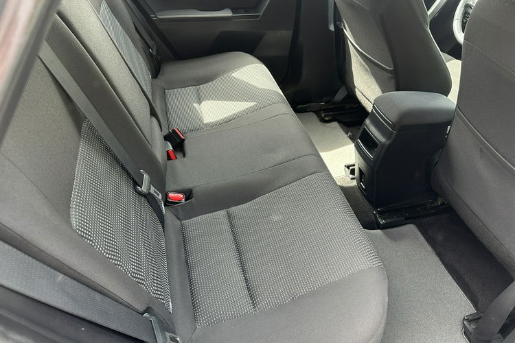 Toyota Auris Hybryda niski przebieg oryginalny lakier zdjęcie 14