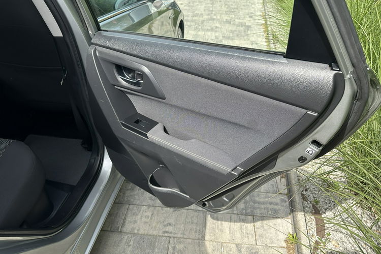Toyota Auris Hybryda niski przebieg oryginalny lakier zdjęcie 15