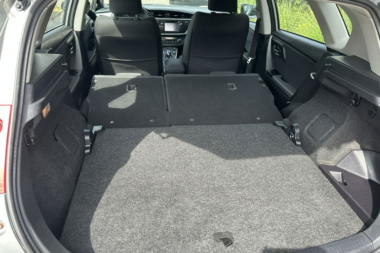 Toyota Auris Hybryda niski przebieg oryginalny lakier zdjęcie 18