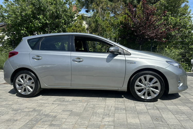 Toyota Auris Hybryda niski przebieg oryginalny lakier zdjęcie 20