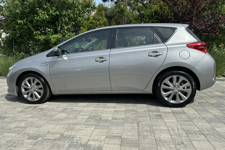 Toyota Auris Hybryda niski przebieg oryginalny lakier zdjęcie 22