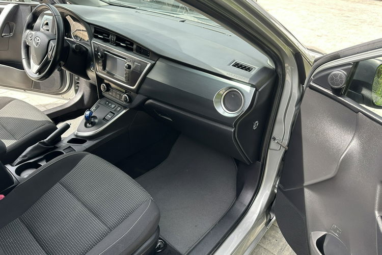 Toyota Auris Hybryda niski przebieg oryginalny lakier zdjęcie 7