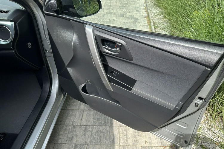 Toyota Auris Hybryda niski przebieg oryginalny lakier zdjęcie 9