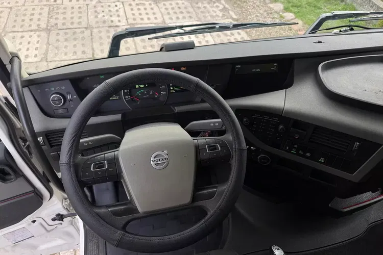 Volvo FH GLOBETROTTER zdjęcie 24