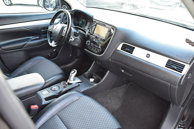 Mitsubishi Outlander 2.0 Plug-in Hybrid 4x4 Navi Pół-skóra Kamera Gwarancja zdjęcie 13