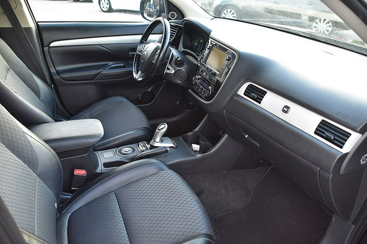 Mitsubishi Outlander 2.0 Plug-in Hybrid 4x4 Navi Pół-skóra Kamera Gwarancja zdjęcie 14