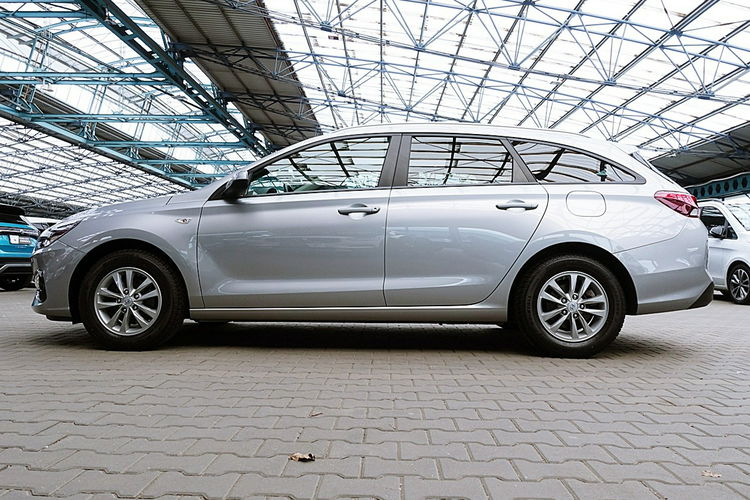Hyundai i30 1, 5 16V LED+TEMPOMAT GWARANCJA 1WŁ Kraj Bezwypadkowy F23% 4x2 zdjęcie 4