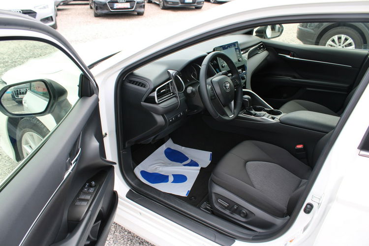 Toyota Camry 2.5 Hybrid e-CTV Comfort F-vat Kamera Gwarancja zdjęcie 14