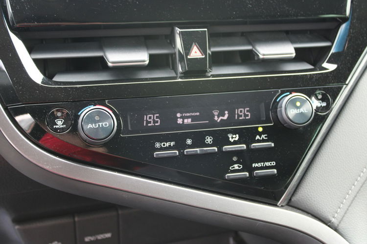 Toyota Camry 2.5 Hybrid e-CTV Comfort F-vat Kamera Gwarancja zdjęcie 23