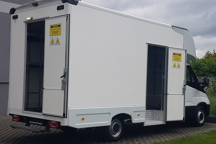 Iveco Daily KONTENER NISKOPODŁOGOWY 4.43x2.23x2.42 SKLEP BAR FOODTRUCK KAMPER AC zdjęcie 26