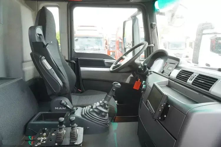 MAN TGS 35.400 8×4/ Hakowiec HYVA LIFT 32.56 SE / Beczka Asenizacyjna 13000 l zdjęcie 55
