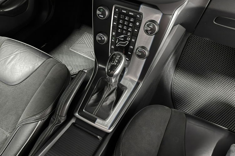 Volvo V40 2.0 Drive-E D3 150KM R -DESIGN Automat Navi GPS Sportsitze ALU19 BLACK zdjęcie 16
